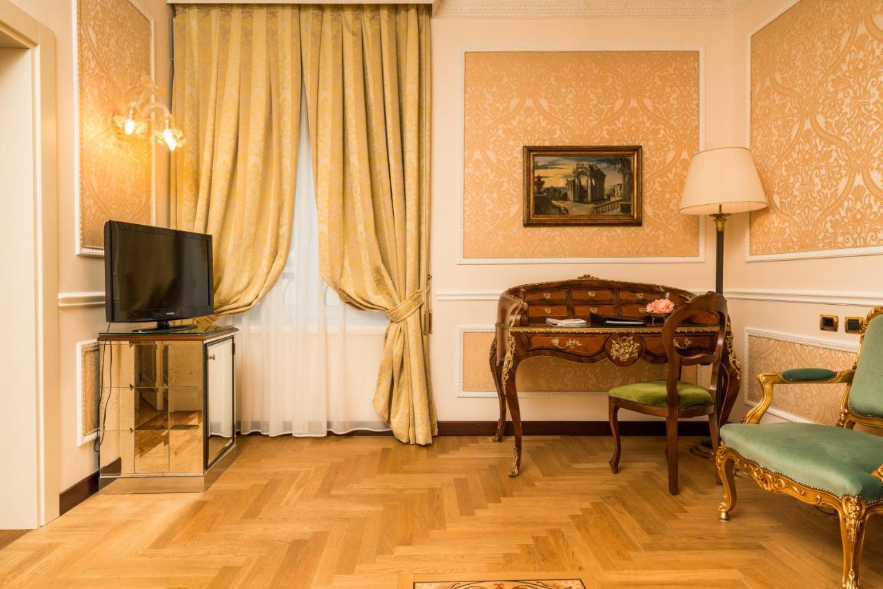Hotel Bernini Palace Florenţa Exterior foto A room at the hotel