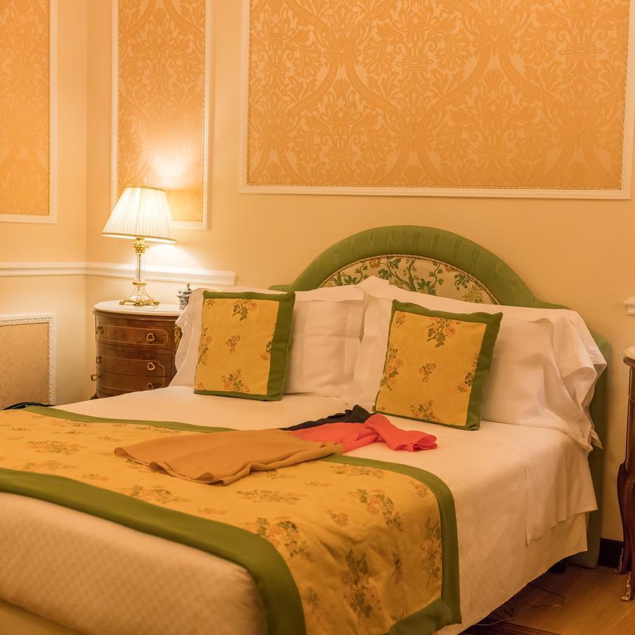 Hotel Bernini Palace Florenţa Exterior foto A bedroom at the hotel