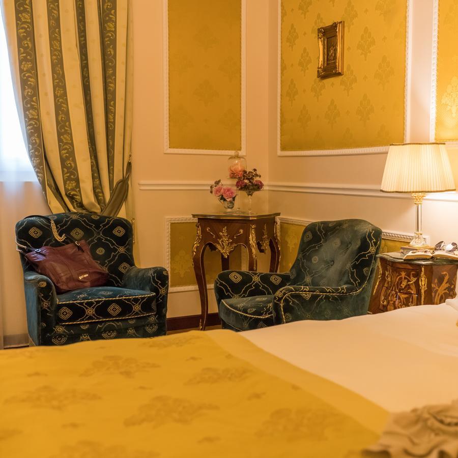 Hotel Bernini Palace Florenţa Exterior foto A room at the hotel