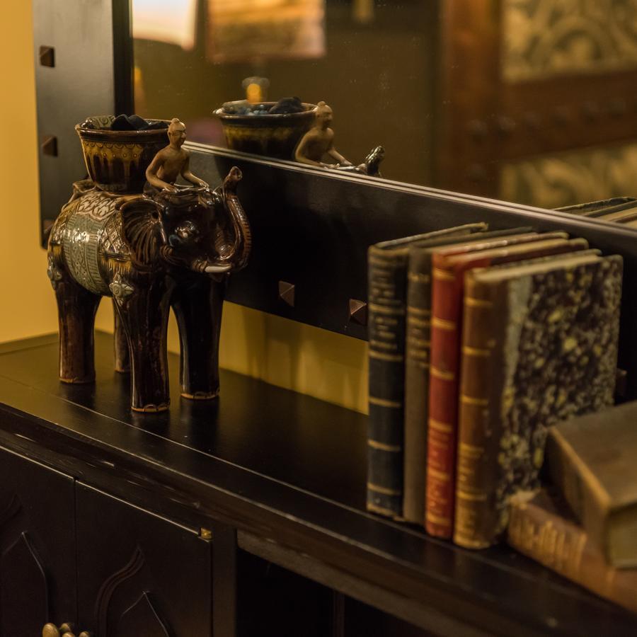 Hotel Bernini Palace Florenţa Exterior foto A collection of books on a table