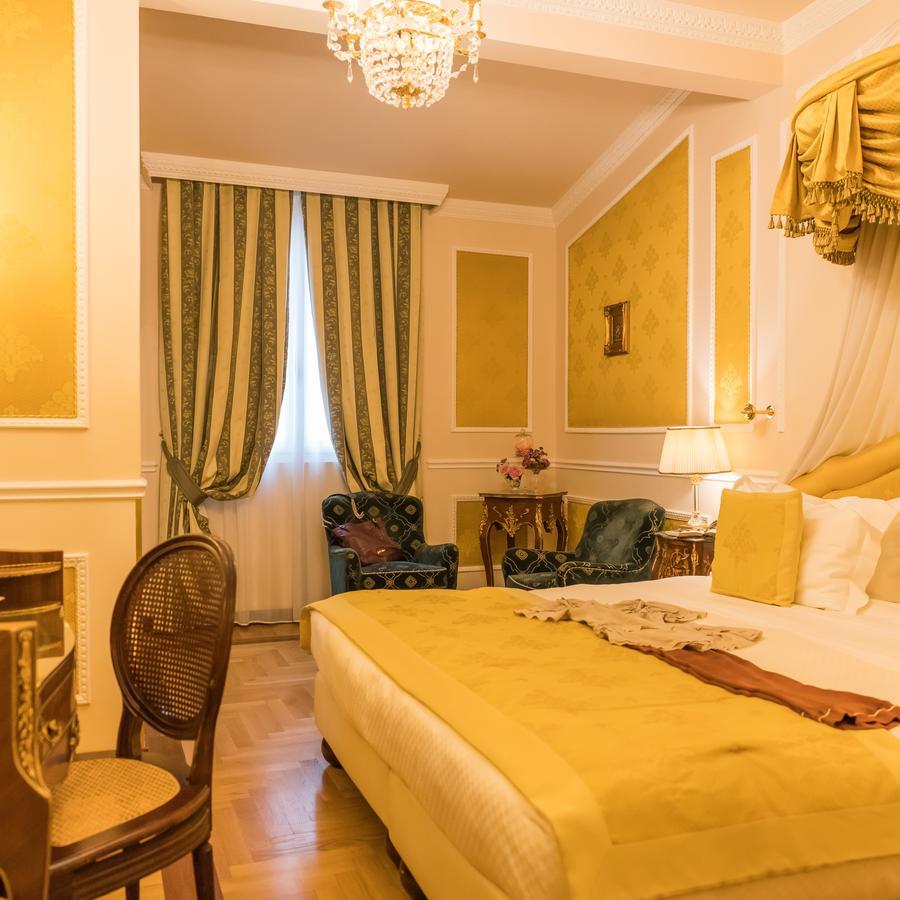 Hotel Bernini Palace Florenţa Exterior foto A room at the hotel