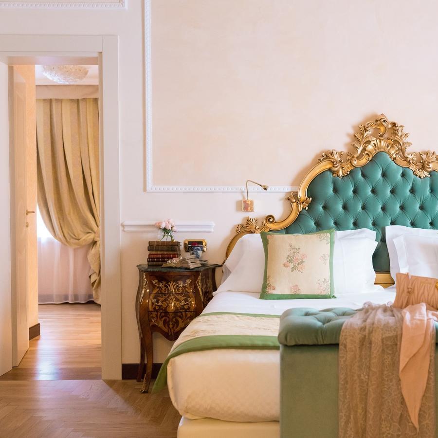 Hotel Bernini Palace Florenţa Exterior foto A room at the hotel