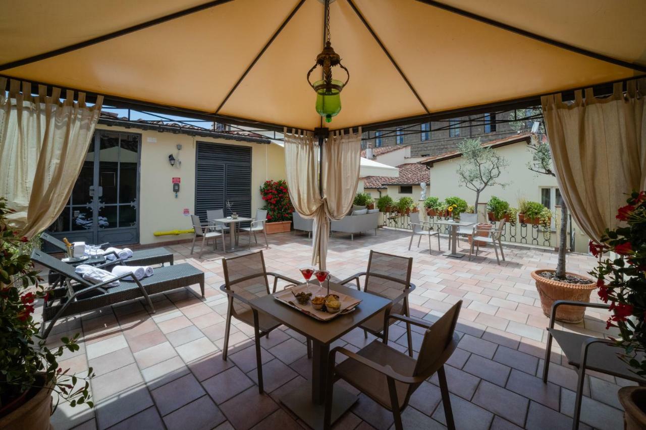 Hotel Bernini Palace Florenţa Exterior foto The hotel's rooftop terrace