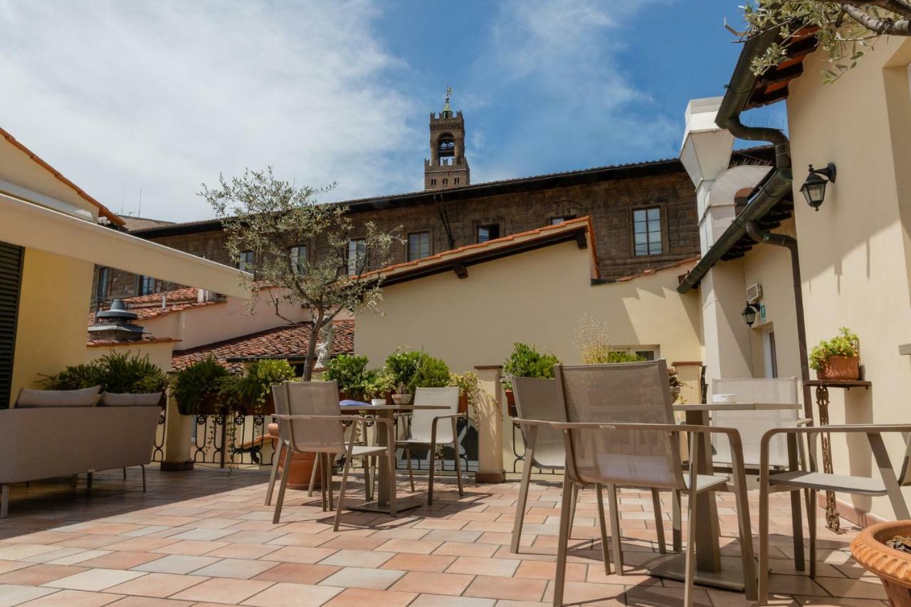 Hotel Bernini Palace Florenţa Exterior foto The courtyard of the hotel