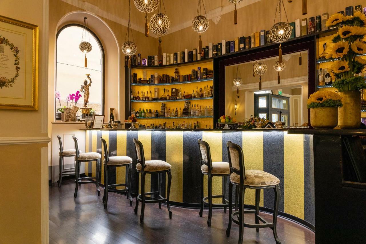 Hotel Bernini Palace Florenţa Exterior foto The bar at the hotel